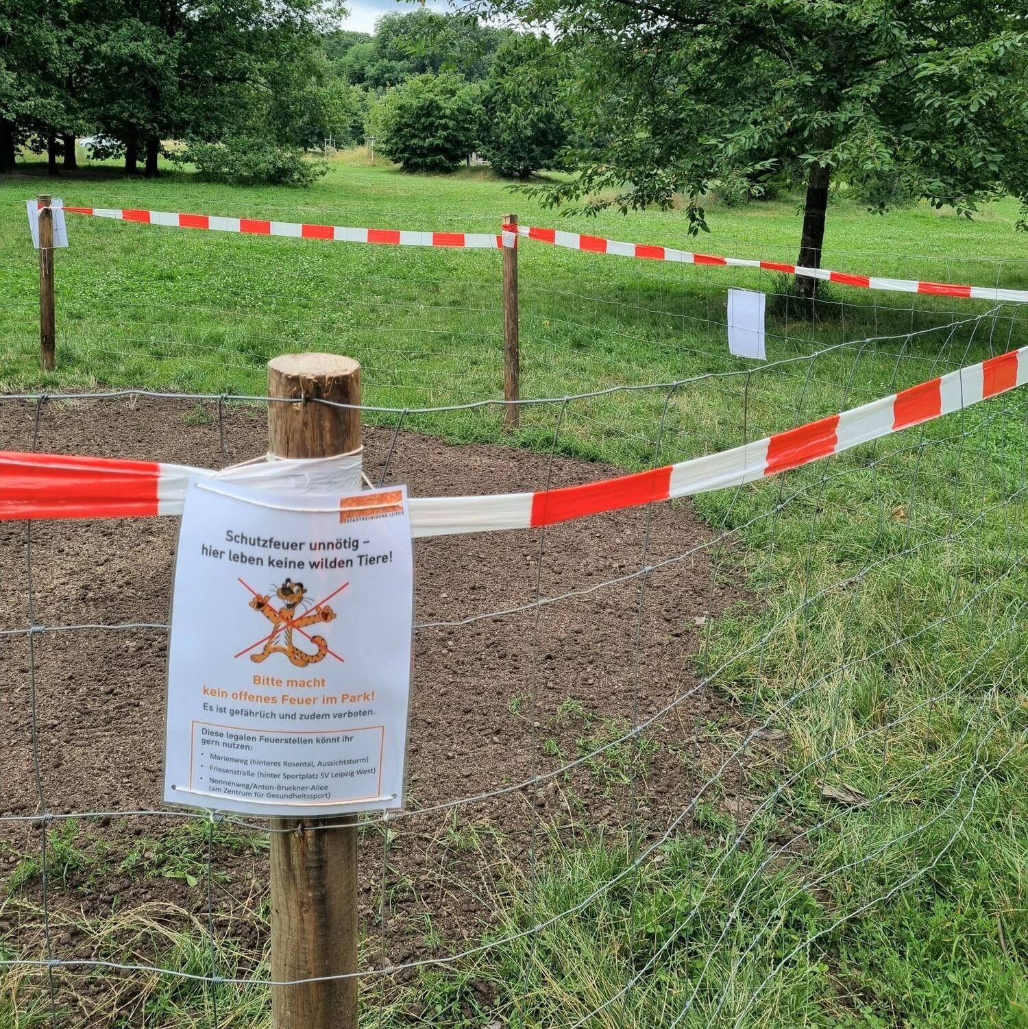 20210721 Volkspark Kleinzschocher_Beseitigung Lagerfeuerschäden 5.jpg