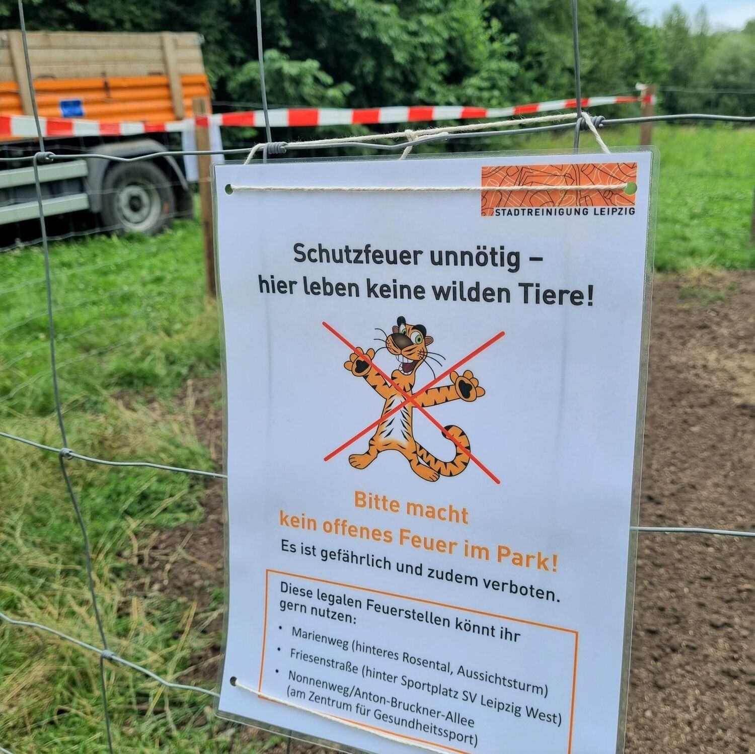 20210721 Volkspark Kleinzschocher_Beseitigung Lagerfeuerschäden 4.jpg