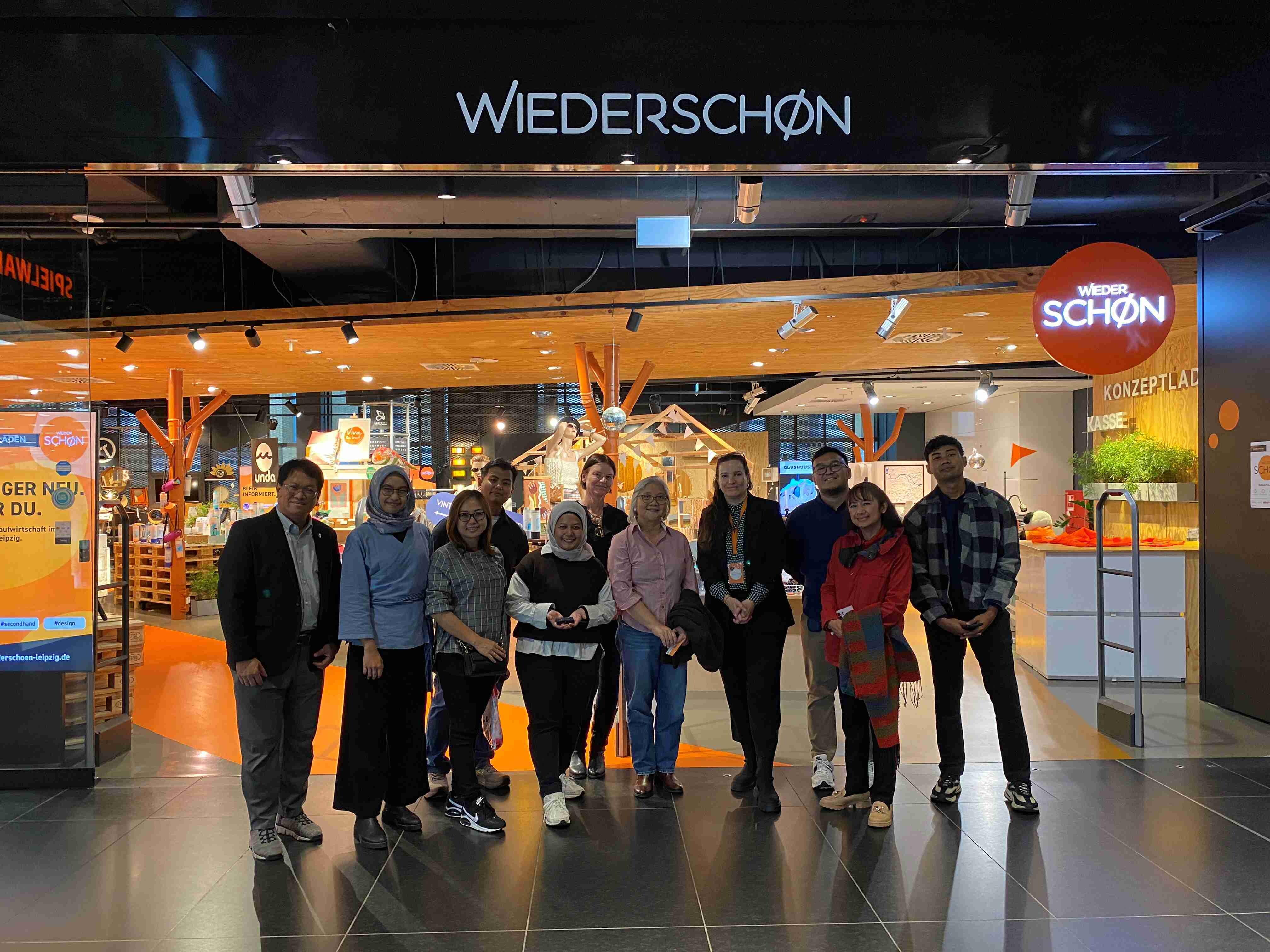 Eine Gruppe von 11 Personen stehen vor dem Konzeptladen Wiederschön in den Höfen am Brühl