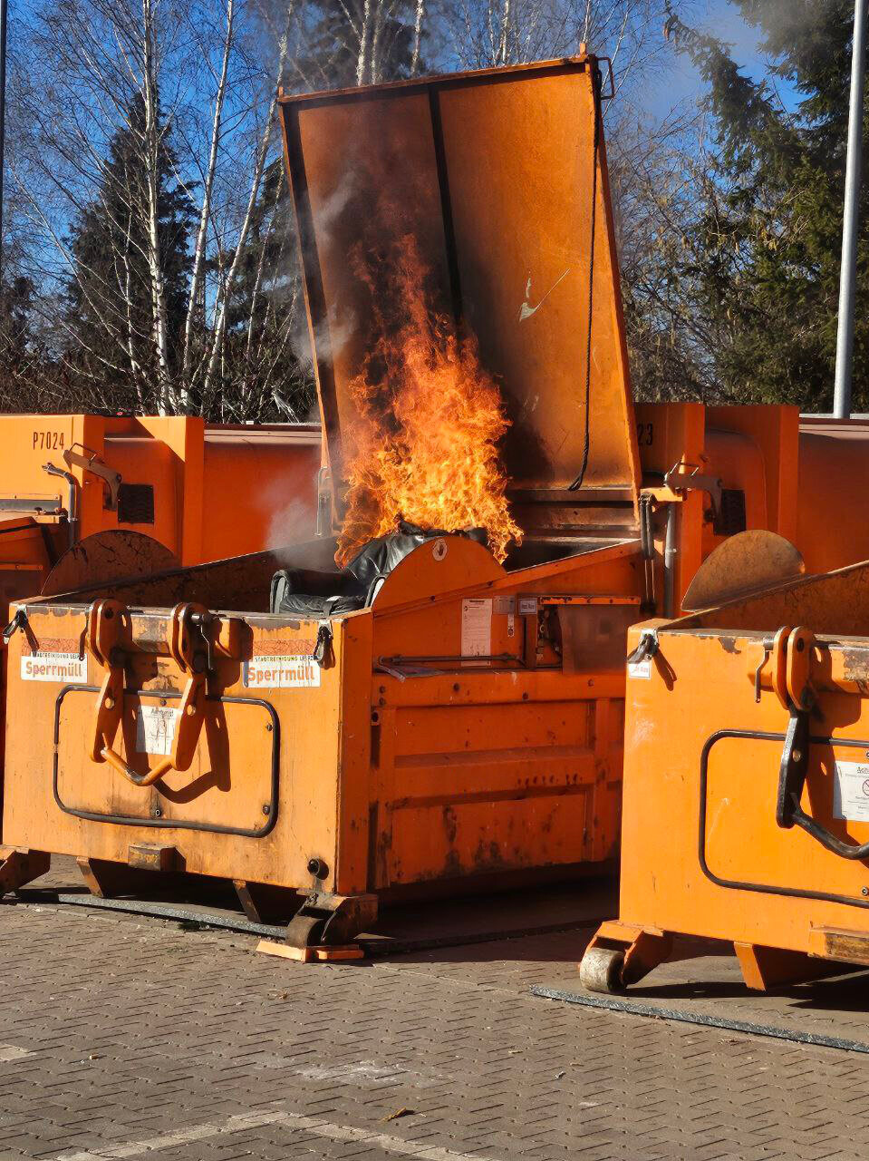 Brennende Sperrm&uuml;llpresse auf einem Wertstoffhof in Leipzig