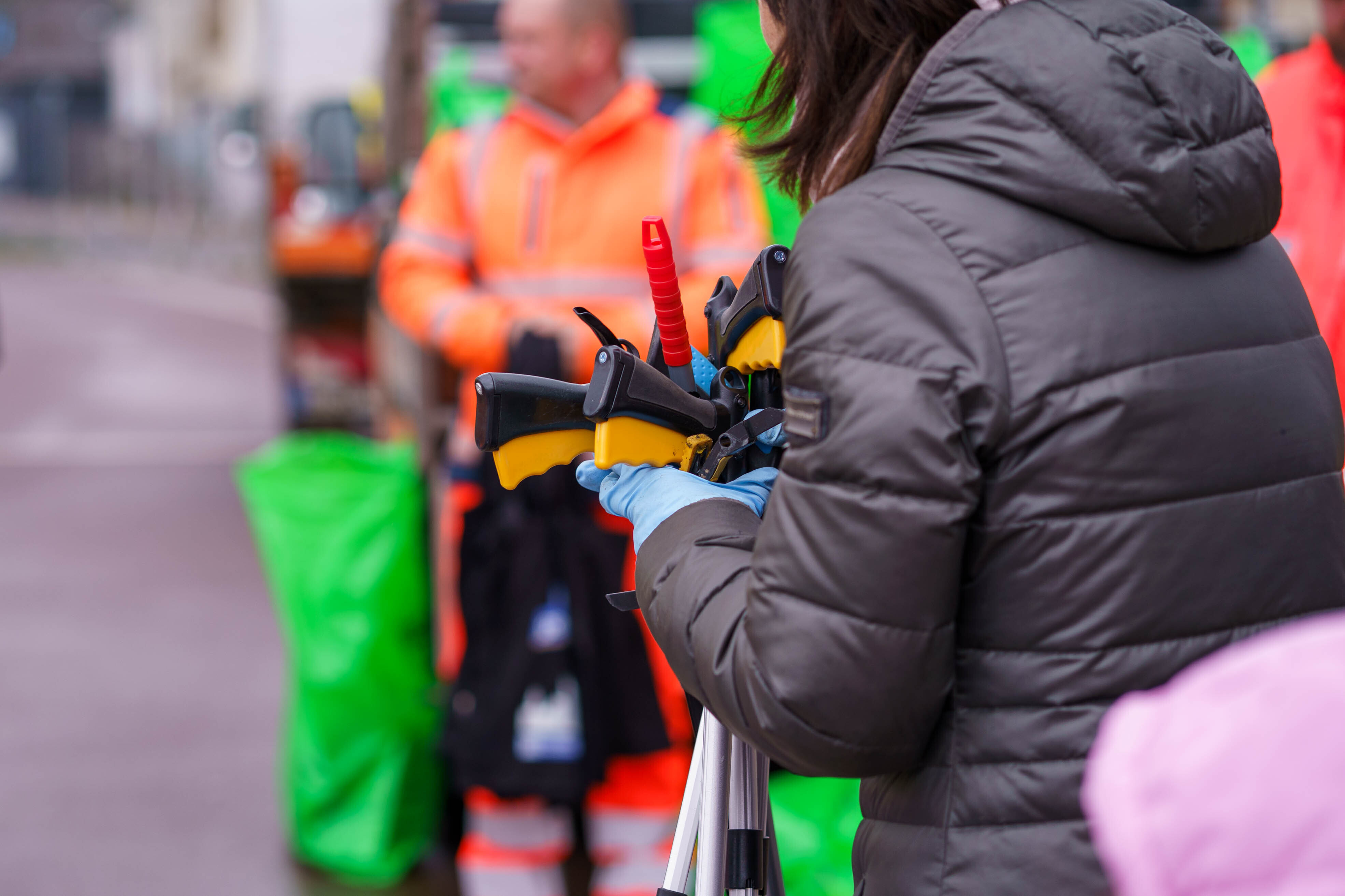 Person h&auml;lt Abfallgreifer