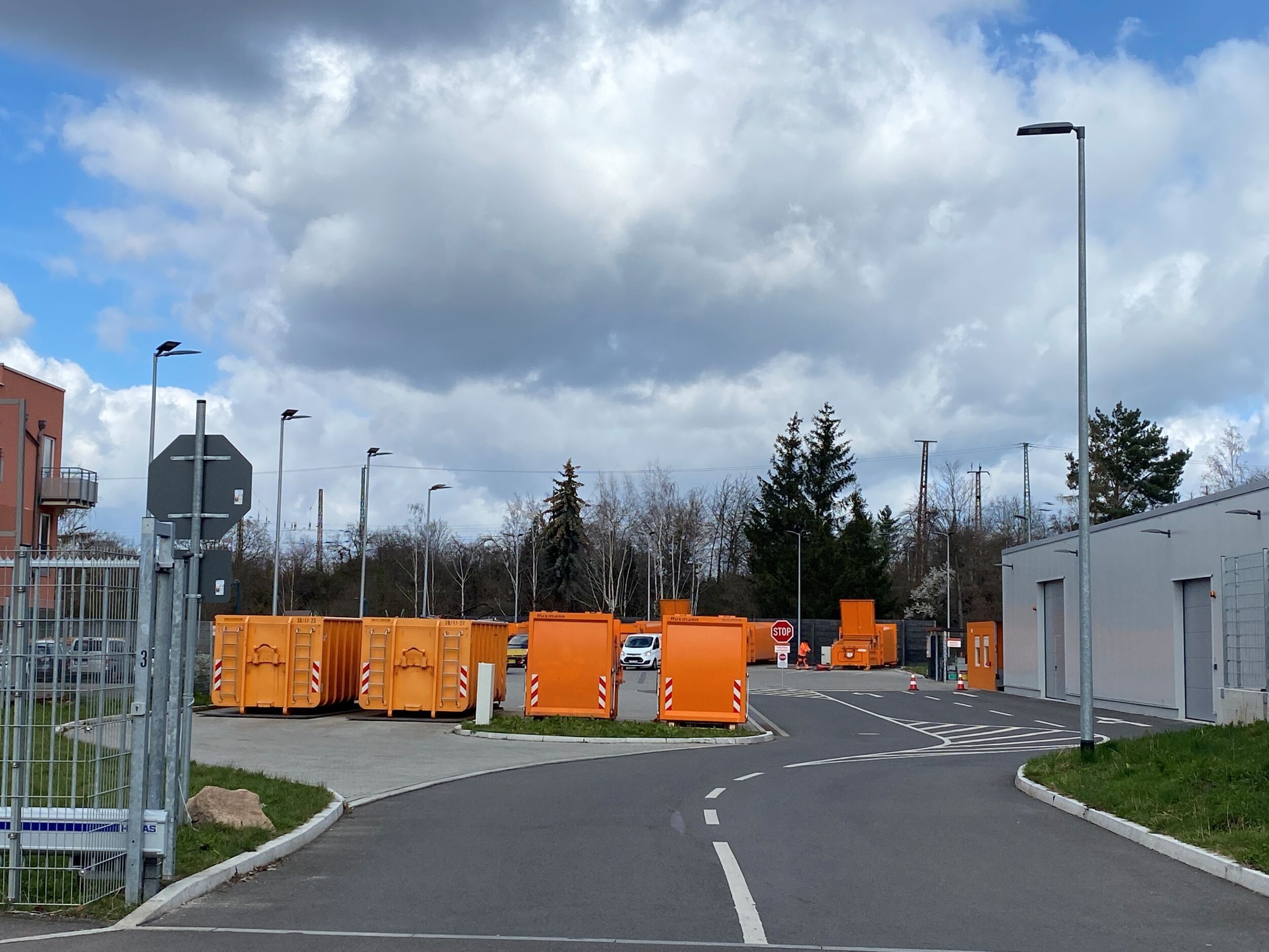 Einfahrt auf einen Wertstoffhof
