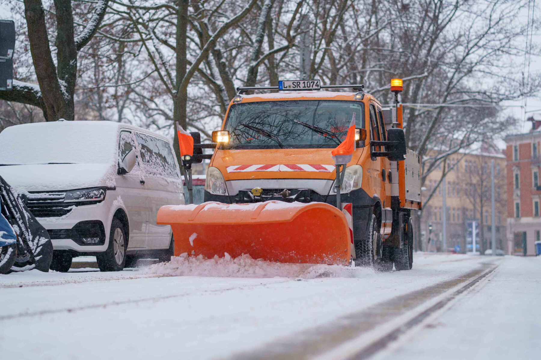 Winterdienstfahrzeug r&auml;umt Schnee auf einer Stra&szlig;e