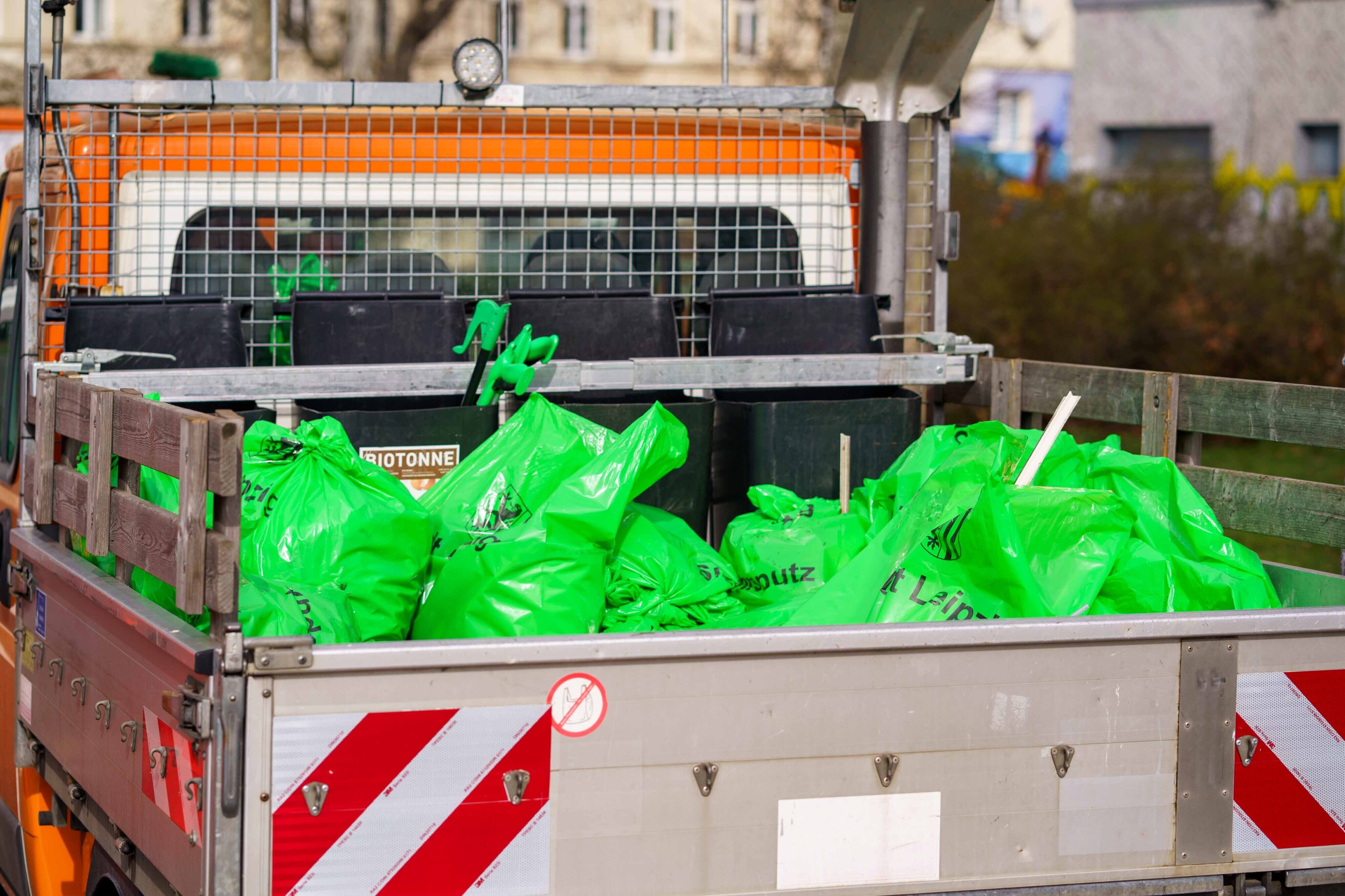 Eine Ladefl&auml;che eines Transporters voller gr&uuml;ner Abfalls&auml;cke