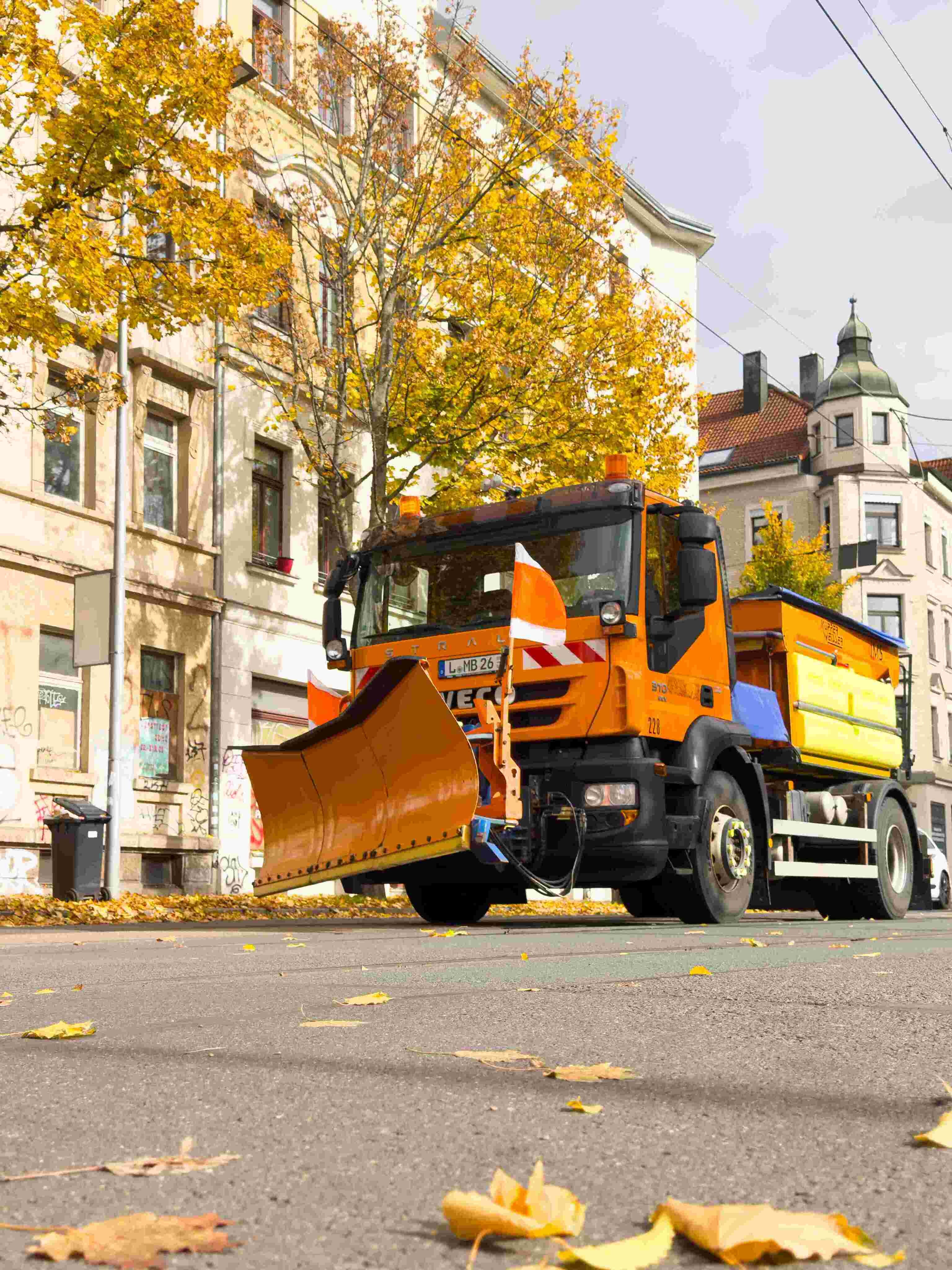Winterdienstfahrzeug unterwegs im herbstlichen Leipzig auf einer Lehrfahrt