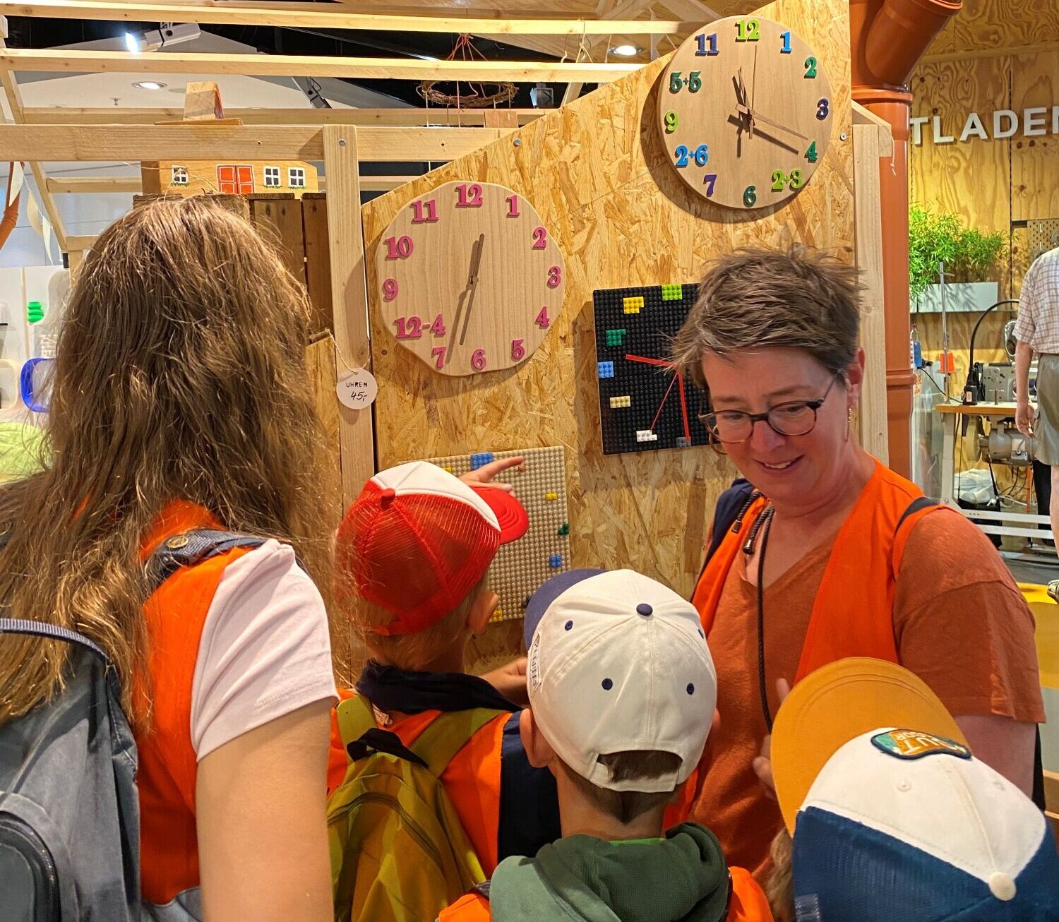 Gruppe von Kindern stehen mit einer Workshopleiterin im Konzeptladen Wiedersch&ouml;n