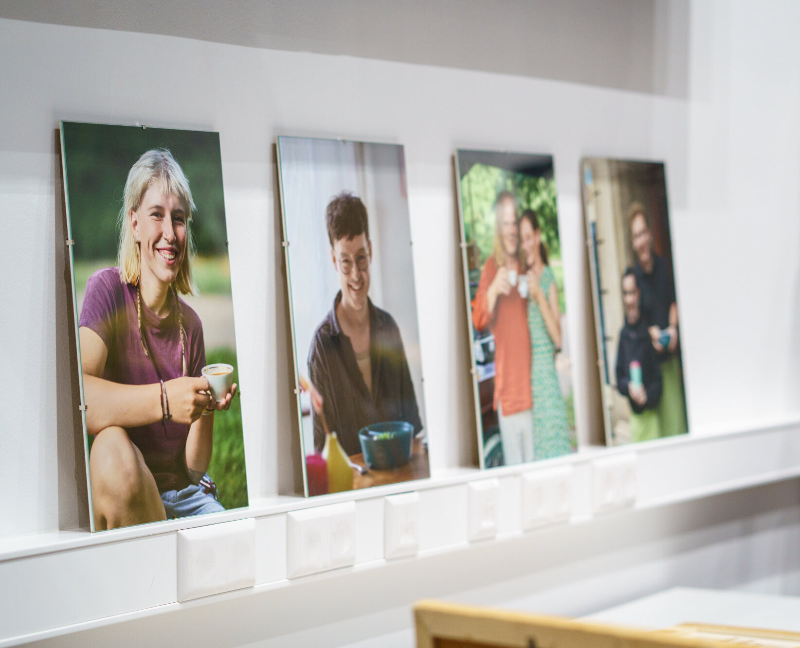 Mehrere Bilder zeigen Portraits von Menschen im Umgang mit Mehrweggeschirr.