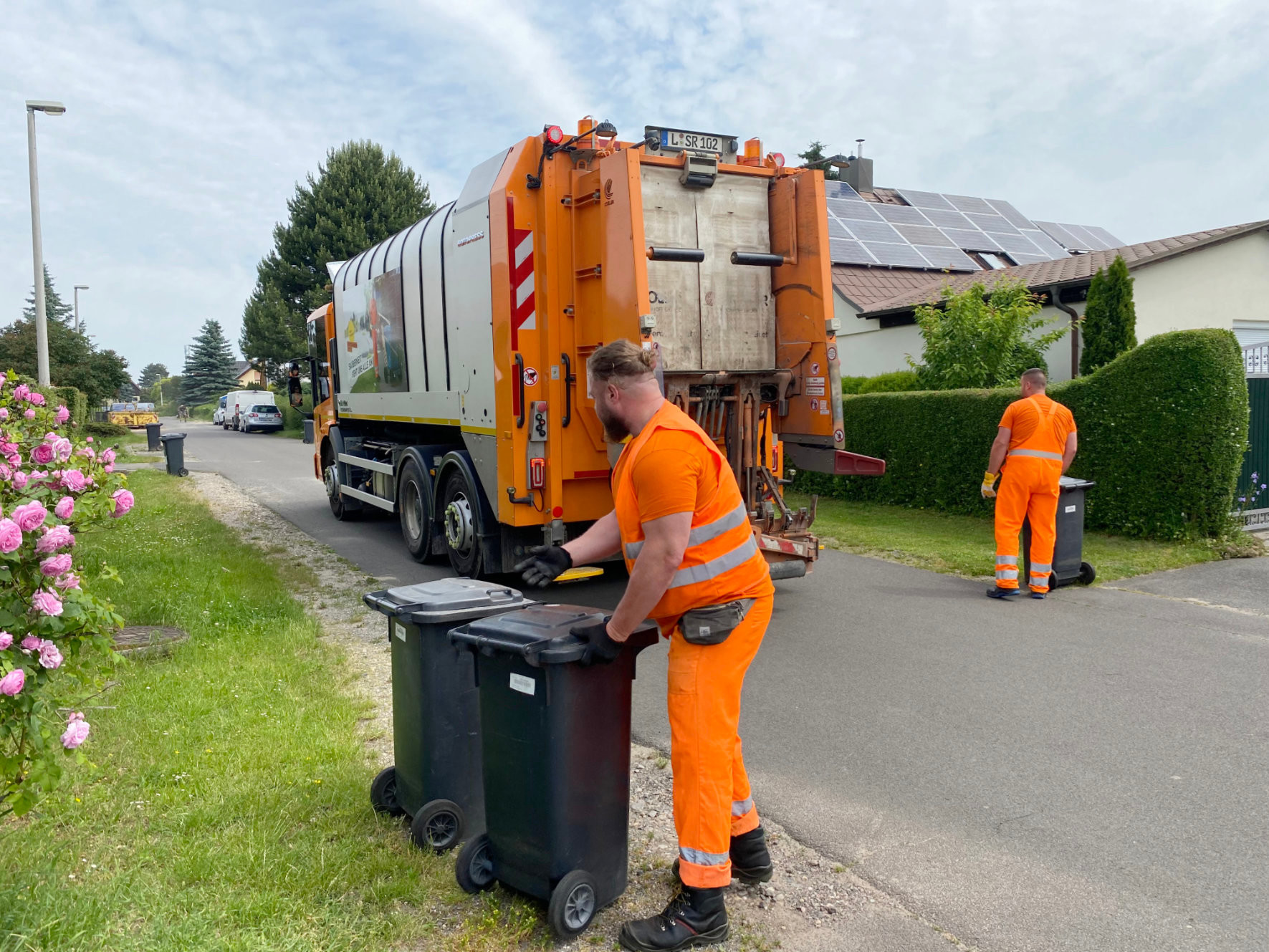 Müllwerker holen Restabfall