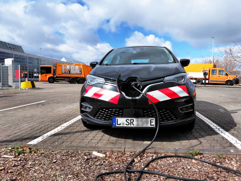 Ein schwarzer E-Pkw steht an der Lades&auml;ule