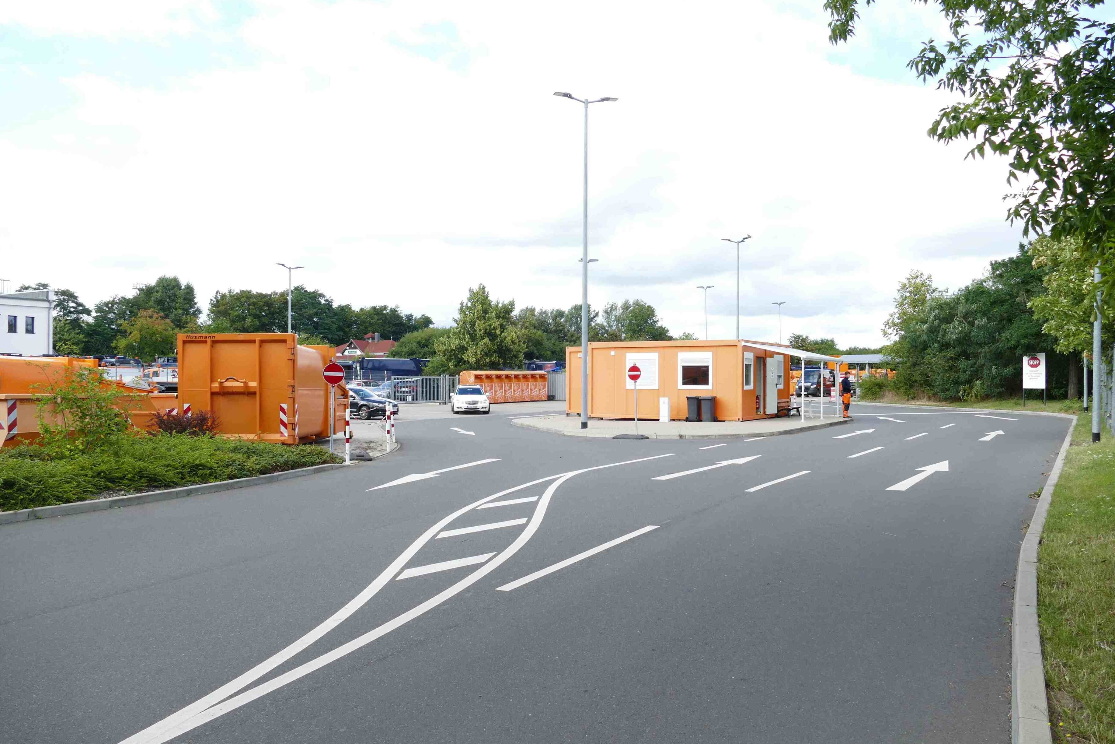Zufahrt zum Wertstoffhof Max-Liebermann-Stra&szlig;e