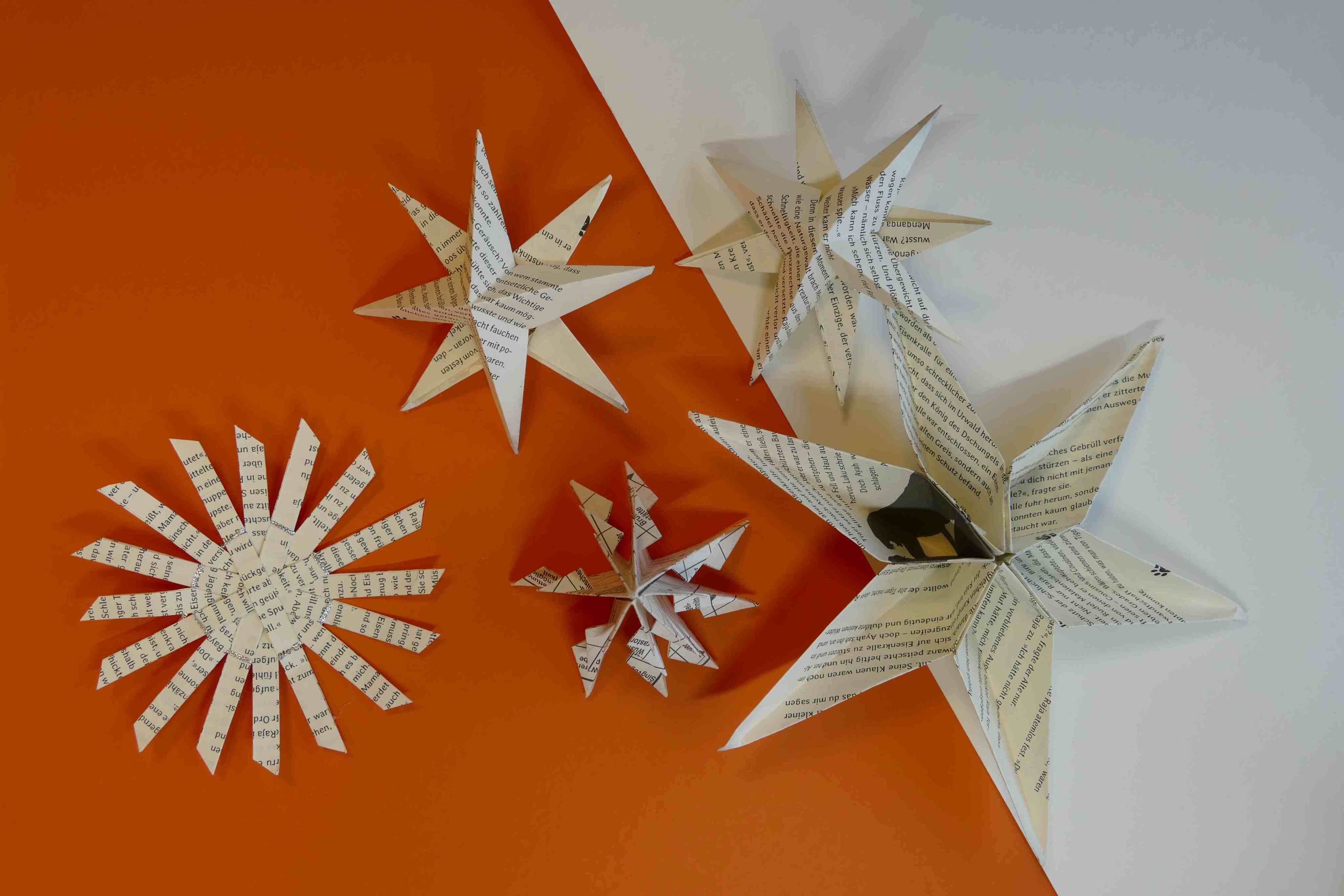 Aus Buchseiten gebastelte Sternen.