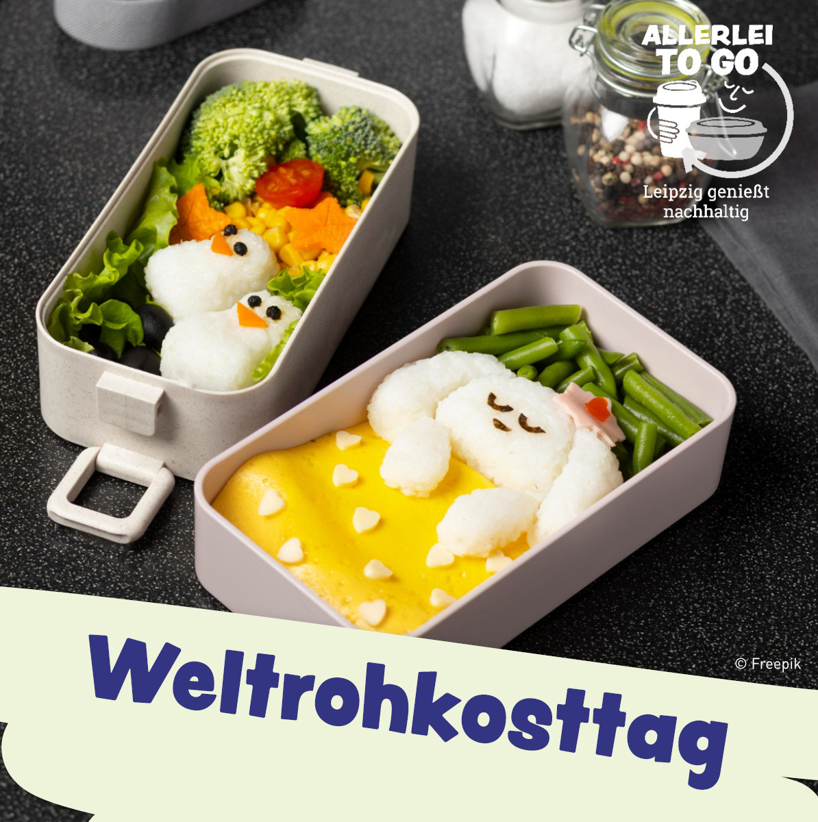 Zwei Mehrwegdosen mit Reis und Gemüse, das wie Pinguin und Hund im Bett liegend angeordnet ist