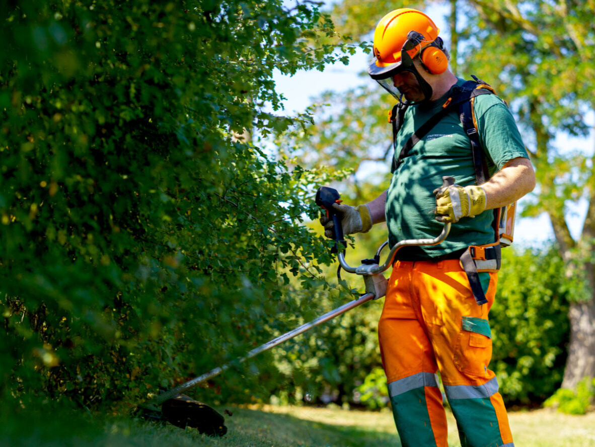 Person h&auml;lt Abfallgreifer
